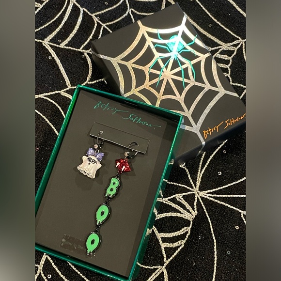 BETSEY JOHNSON NIB Glow In The Dark Ghost & Vampire Lips BOO Halloween Earrings - Picture 11 of 13